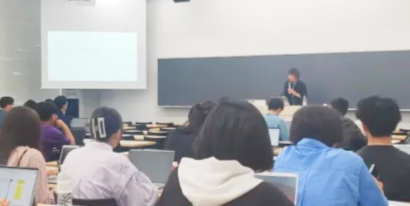 大学で講義をしている様子